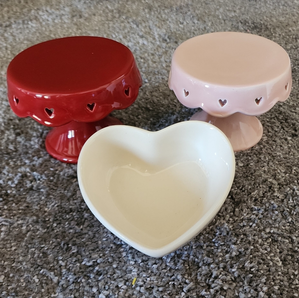 Ceramic Valentines serving decor, pink & red pedestals with cream heart bowl NWT